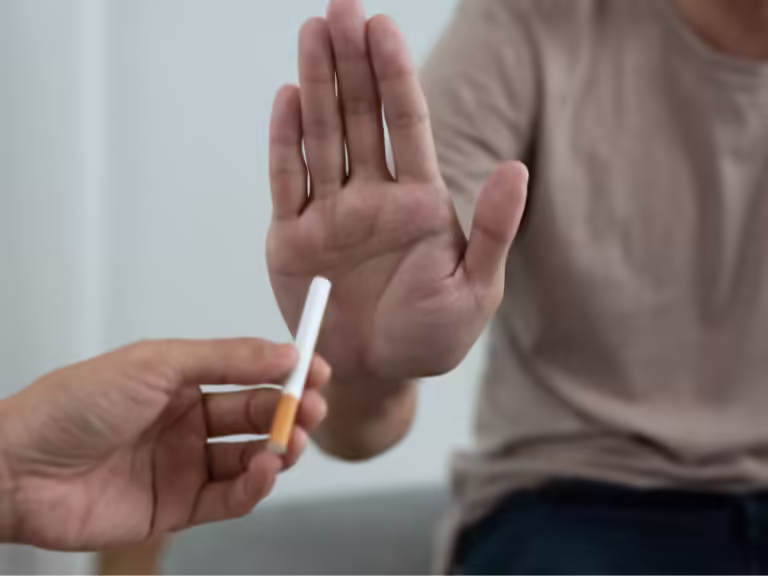 Om refuzând o țigară, reprezentând decizia de a spune "Nu" fumatului și de a alege un stil de viață mai sănătos.