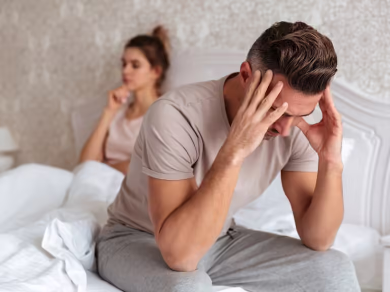 Bărbat trist, simbolizând efectele negative ale fumatului